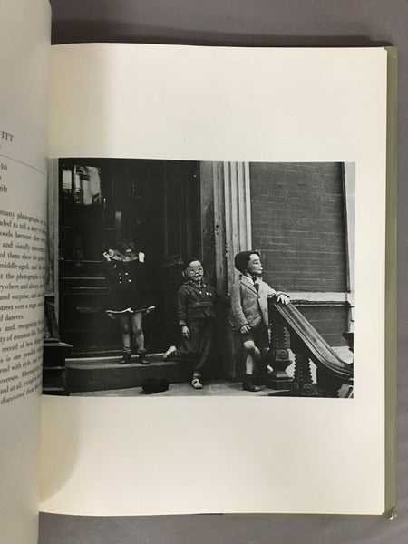 LOOKING AT PHOTOGRAPHS 写真登場からの100年史 洋書