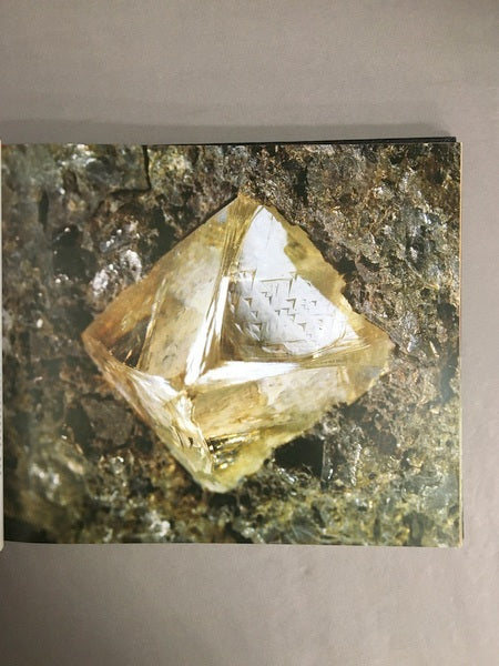 The Magic of Minerals　鉱物図鑑　洋書