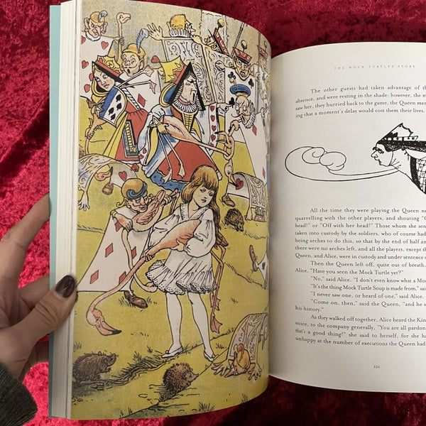 Alice's Adventures in Wonderland : A Classic Illustrated Edition 洋書