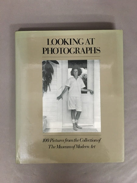 LOOKING AT PHOTOGRAPHS　写真登場からの100年史　洋書