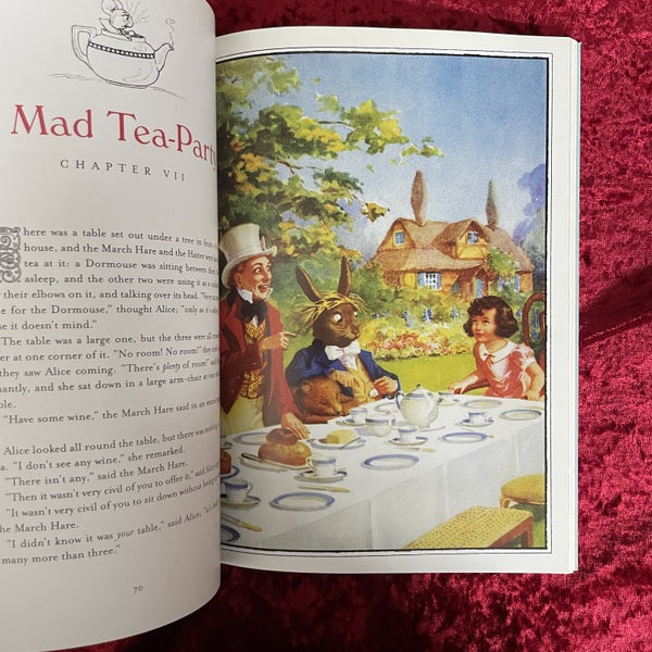 Alice's Adventures in Wonderland : A Classic Illustrated Edition 洋書