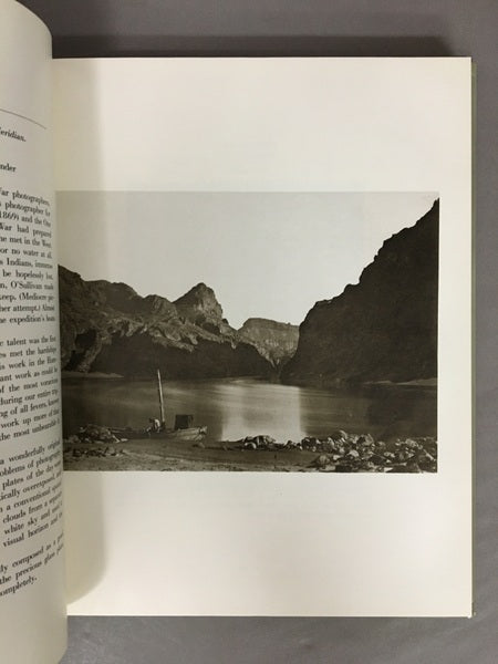 LOOKING AT PHOTOGRAPHS　写真登場からの100年史　洋書