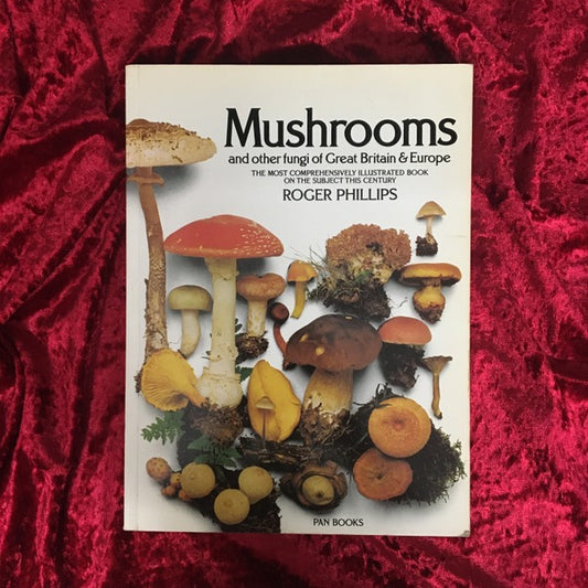Mushrooms : and other fungi of Great Britain and Europe 洋書