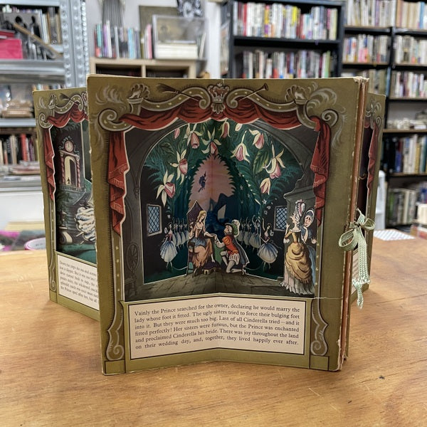 Cinderella:A Peepshow Book アンティーク　仕掛け絵本