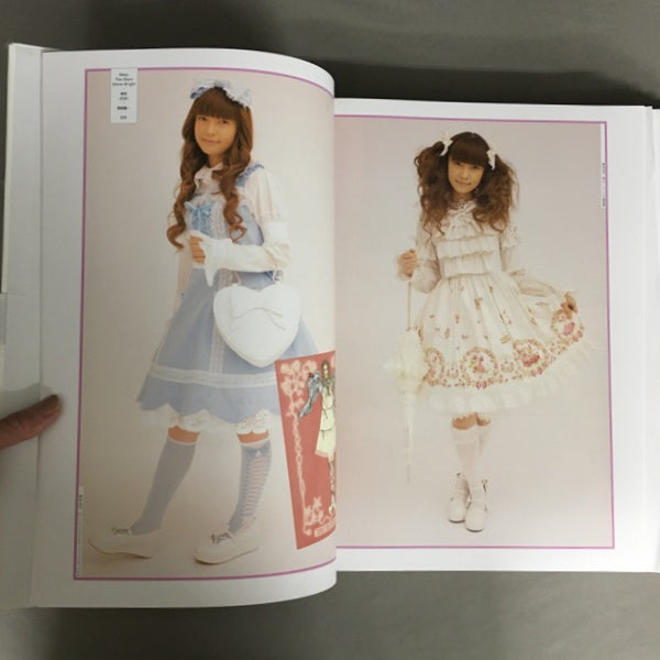 Sample : 100ファッションデザイナー : 010キュレーター : コンテンポラリーファッションからのセレクション