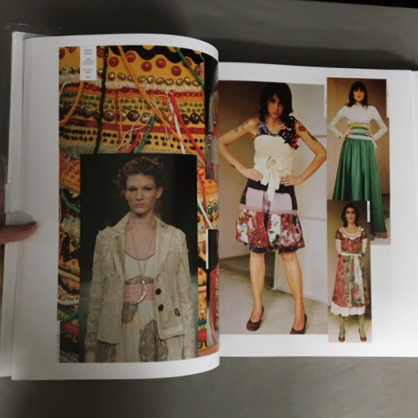 Sample : 100ファッションデザイナー : 010キュレーター : コンテンポラリーファッションからのセレクション