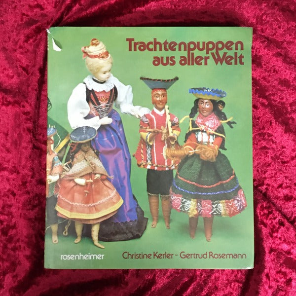 Trachtenpuppen aus aller Welt 　洋書