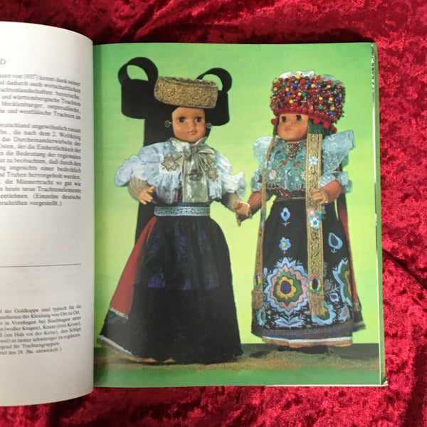 Trachtenpuppen aus aller Welt 　洋書