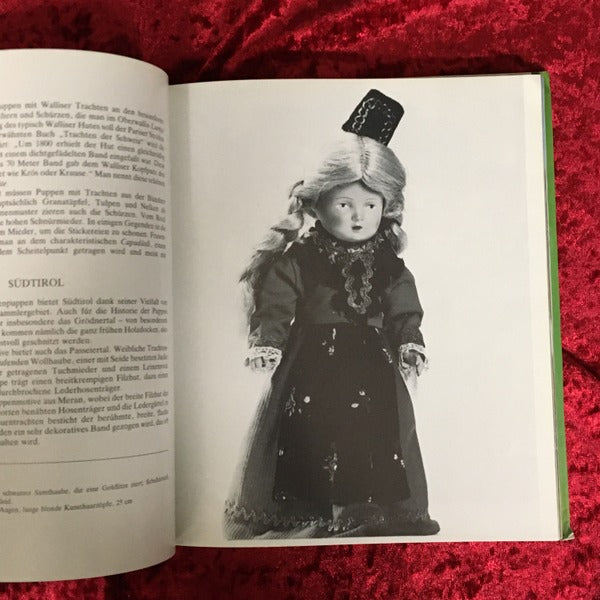 Trachtenpuppen aus aller Welt 　洋書