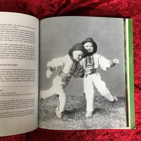 Trachtenpuppen aus aller Welt 　洋書