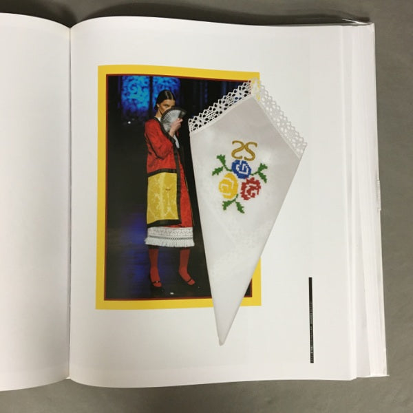 Sample : 100ファッションデザイナー : 010キュレーター : コンテンポラリーファッションからのセレクション