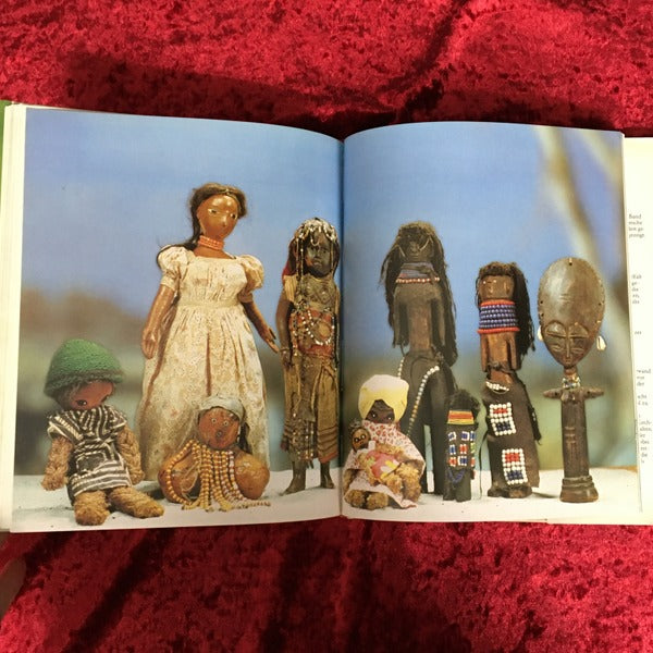 Trachtenpuppen aus aller Welt 　洋書