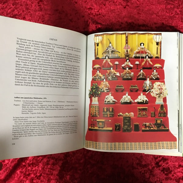 Trachtenpuppen aus aller Welt 　洋書