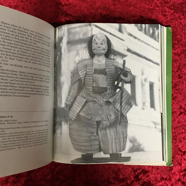 Trachtenpuppen aus aller Welt 　洋書