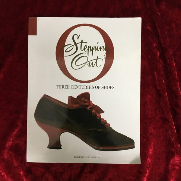 Stepping Out: Three Centuries of Shoes 洋書
