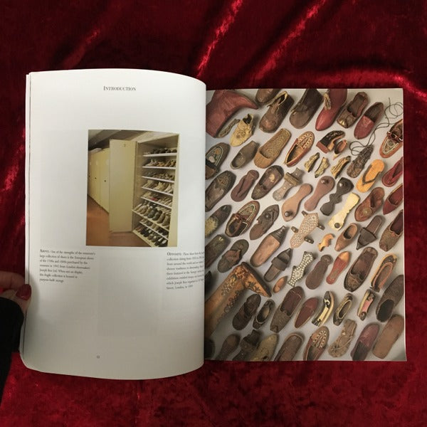 Stepping Out: Three Centuries of Shoes 洋書