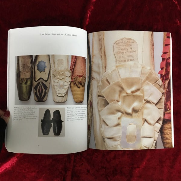 Stepping Out: Three Centuries of Shoes 洋書