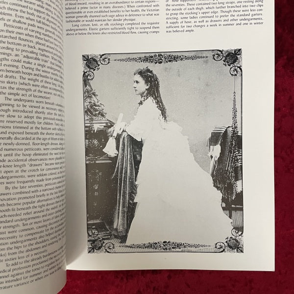Victorian Costume for Ladies 1860-1900 洋書