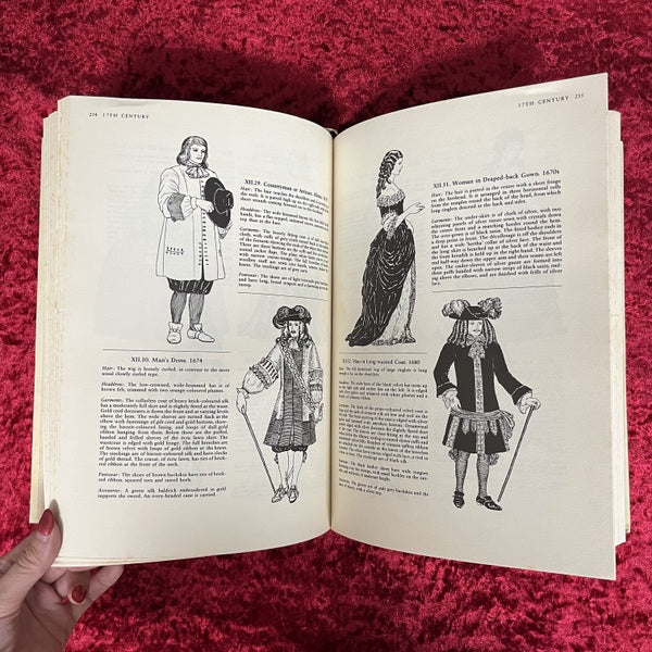 COSTUME 　An Illustrated Survey from Ancient Times to the 20th Century 洋書