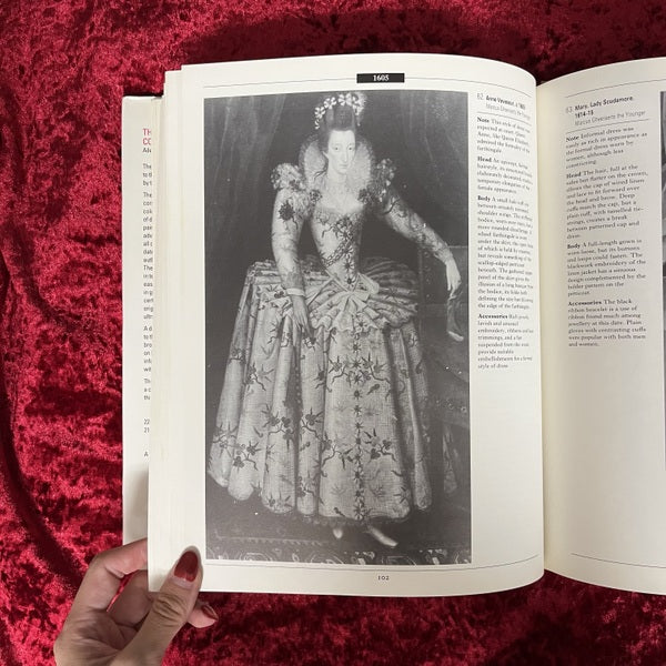 THE VISUAL HISTORY OF COSTUME　洋書