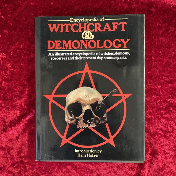 Encyclopedia of Witchcraft & Demonology　洋書