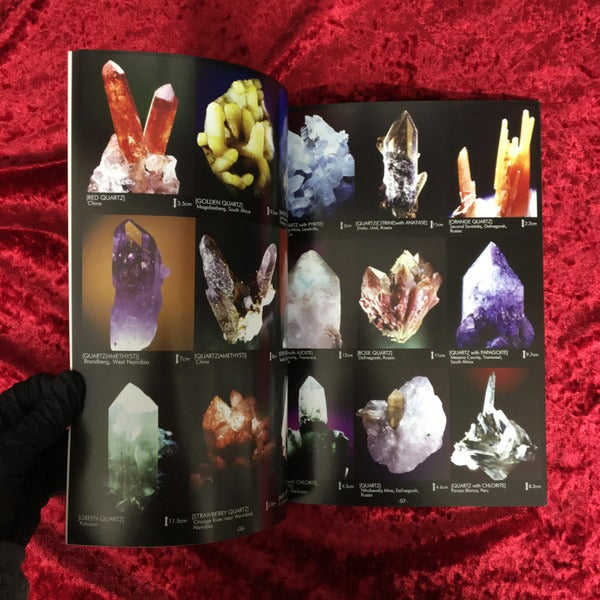 Flowers inside the earth-from the mineral specimens of Kenji Kobayashi　小林健二
