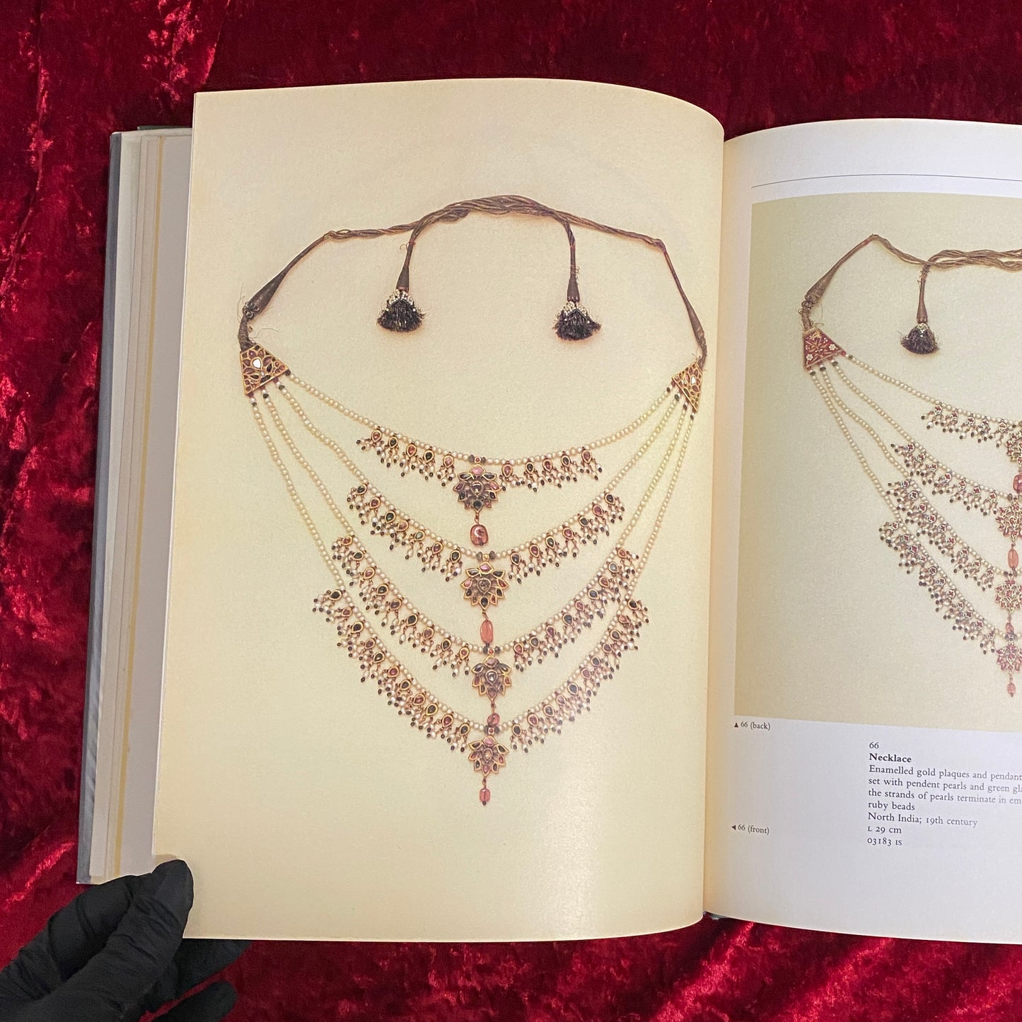 A Golden Treasury: Jewellery from the Indian Subcontinent 　Victoria and Albert Museum Indian Art Series　洋書