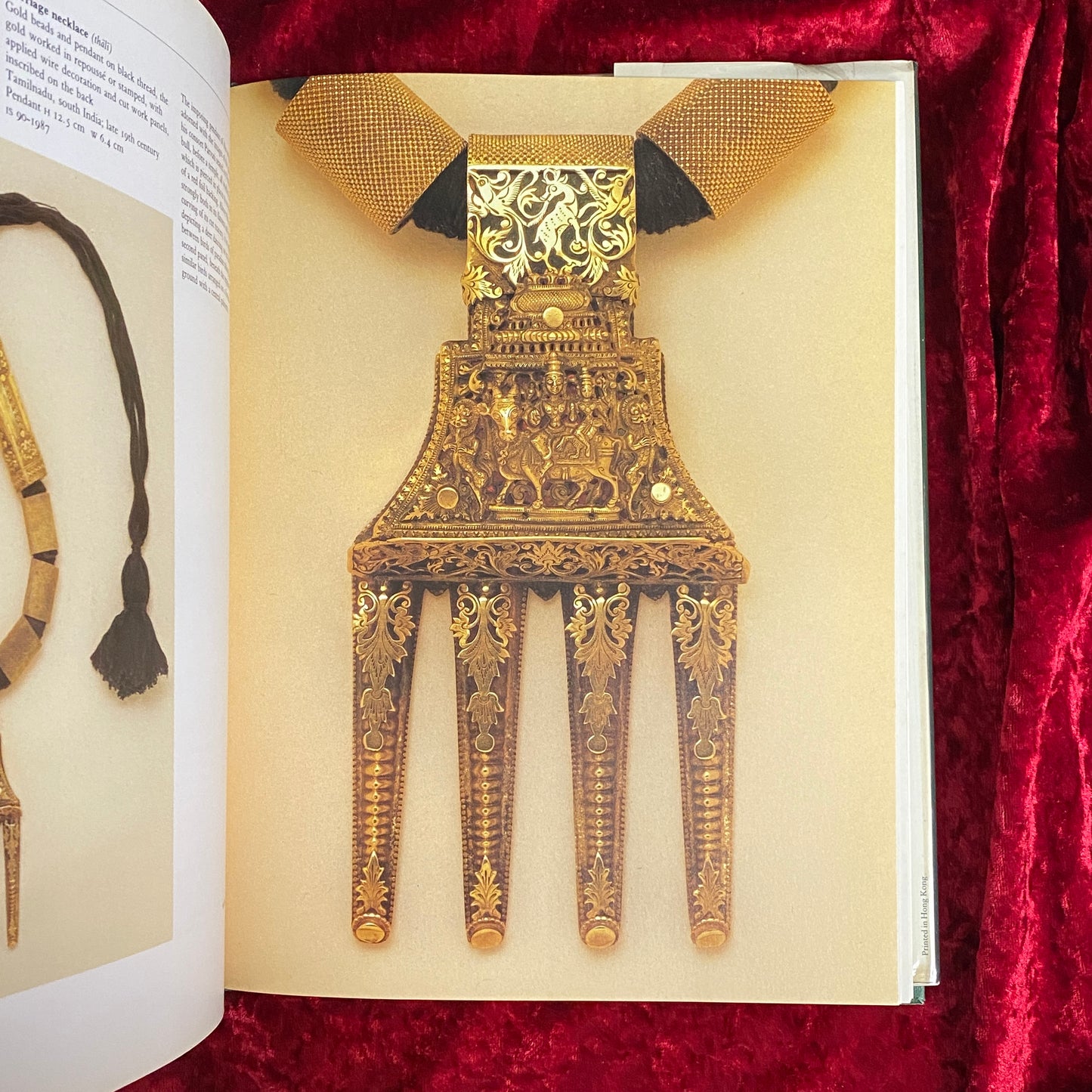 A Golden Treasury: Jewellery from the Indian Subcontinent 　Victoria and Albert Museum Indian Art Series　洋書