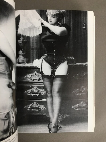 1000 Dessous　a history of lingerie　下着のヴィンテージ写真　洋書